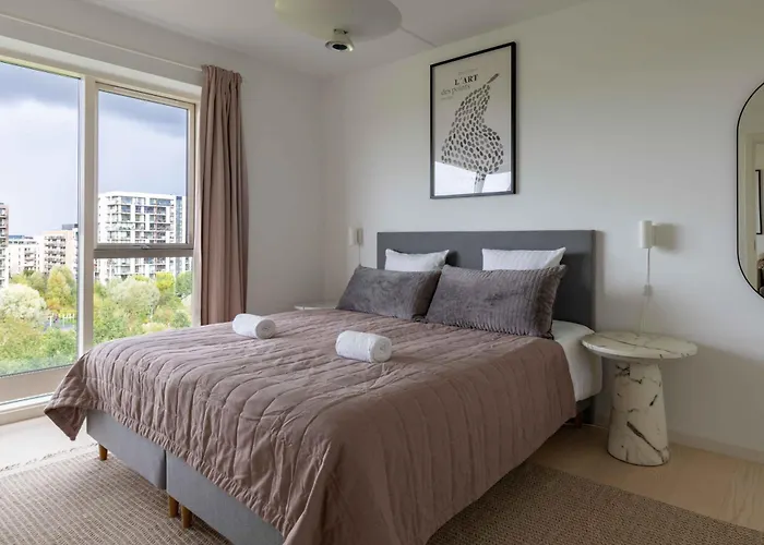 Stylish 3Br Apartment W Two Balconies