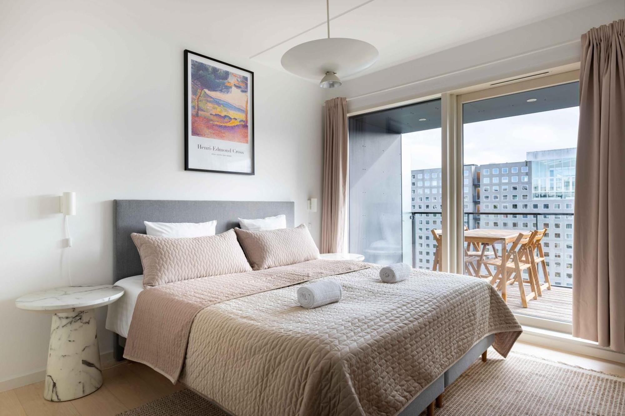 Apartment Stylish 3br W Two Balconies