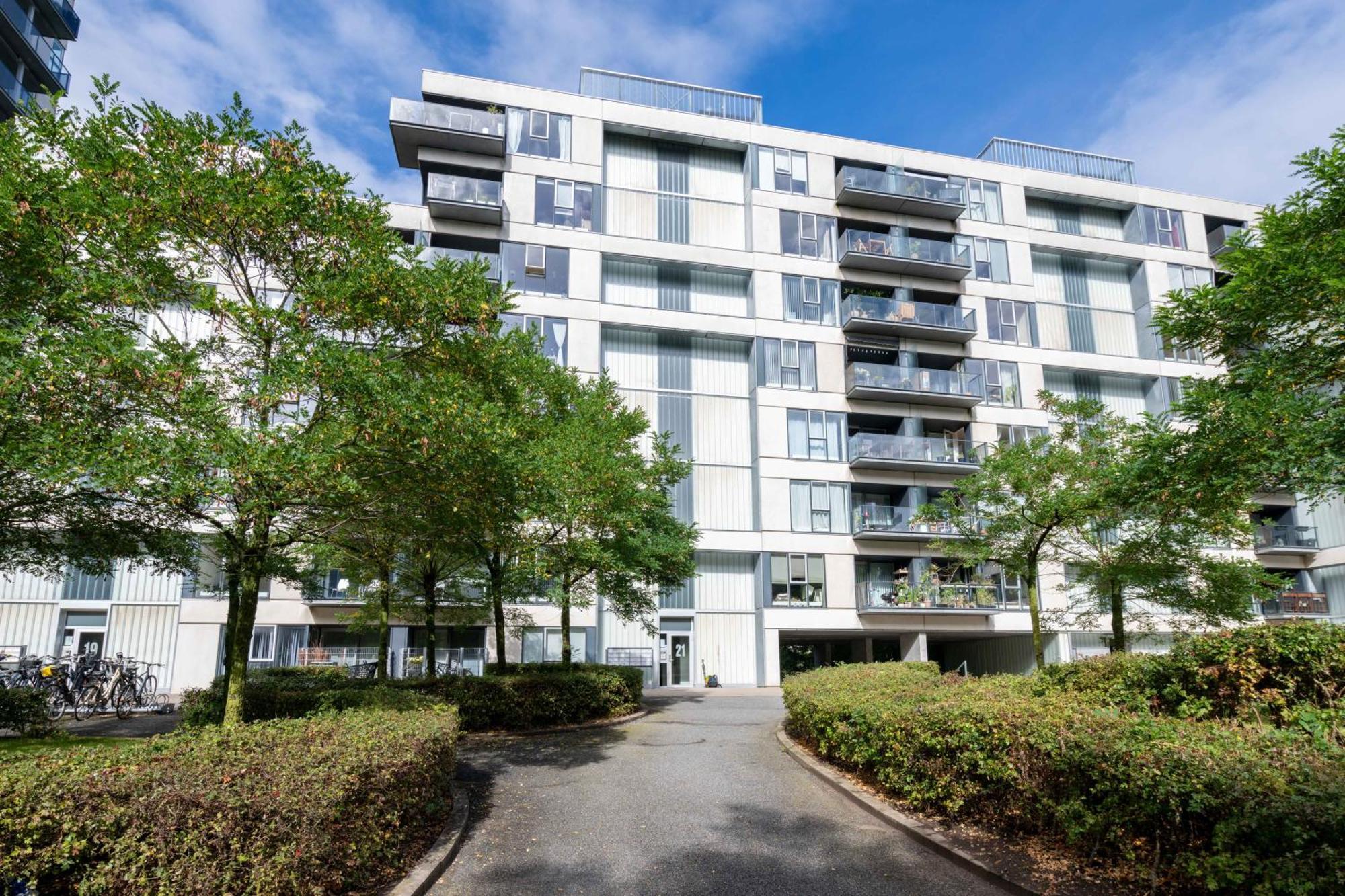 Stylish 3br W Two Balconies
