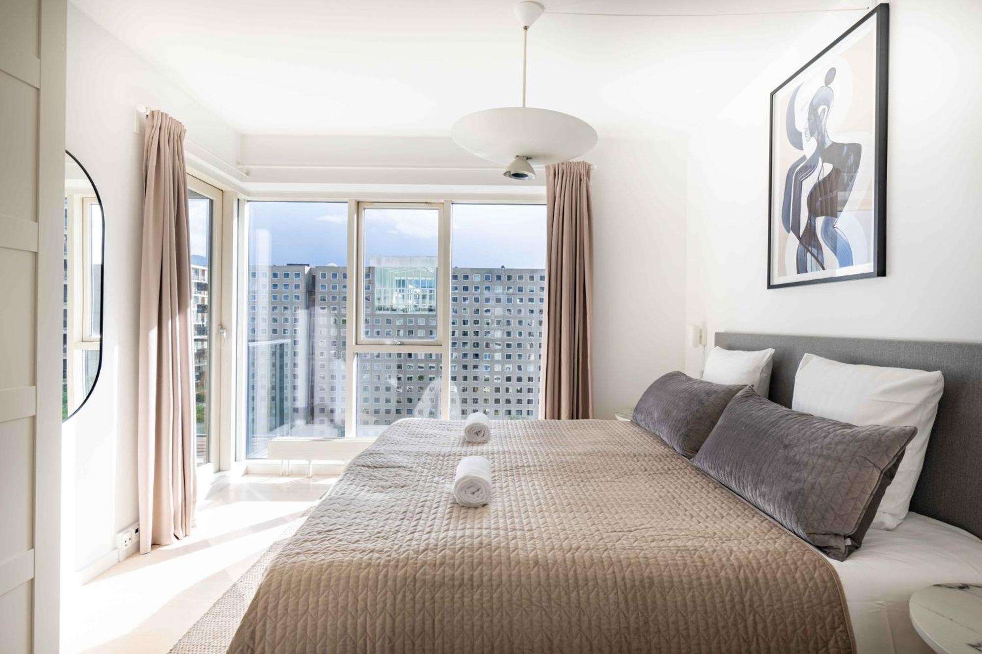 Stylish 3br W Two Balconies Apartment