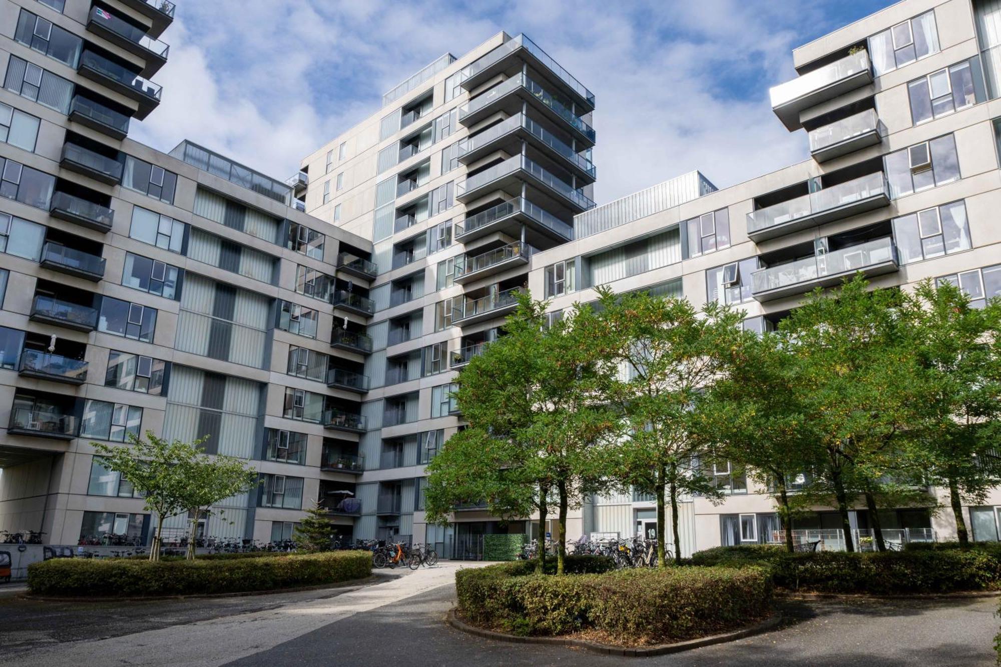 Stylish 3br W Two Balconies *