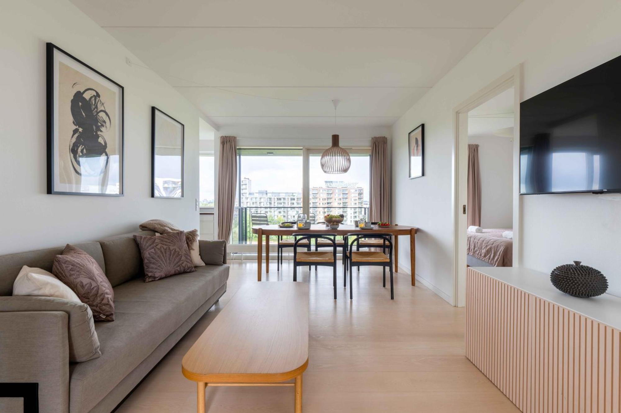 Stylish 3br W Two Balconies