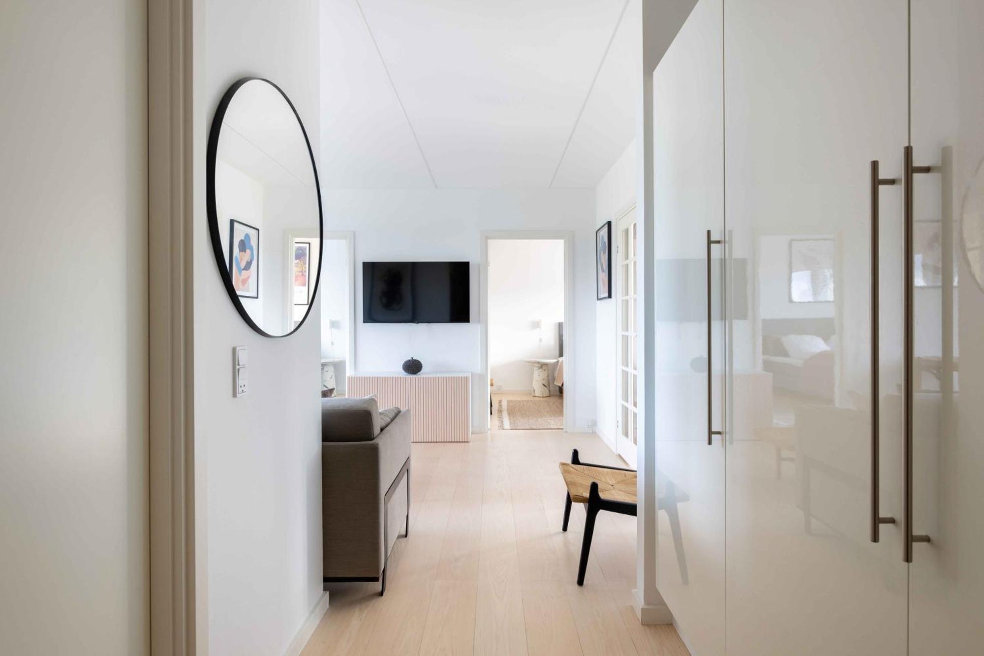 Stylish 3br W Two Balconies